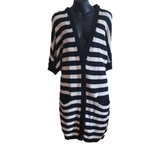 𝅺Cabi long black and white striped Cardigan. Size medium.